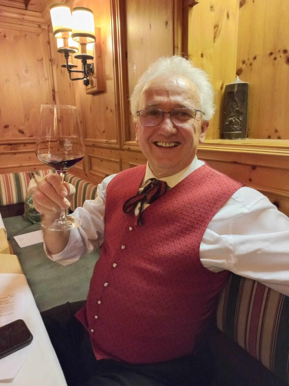 Gerhard mit Weinglas