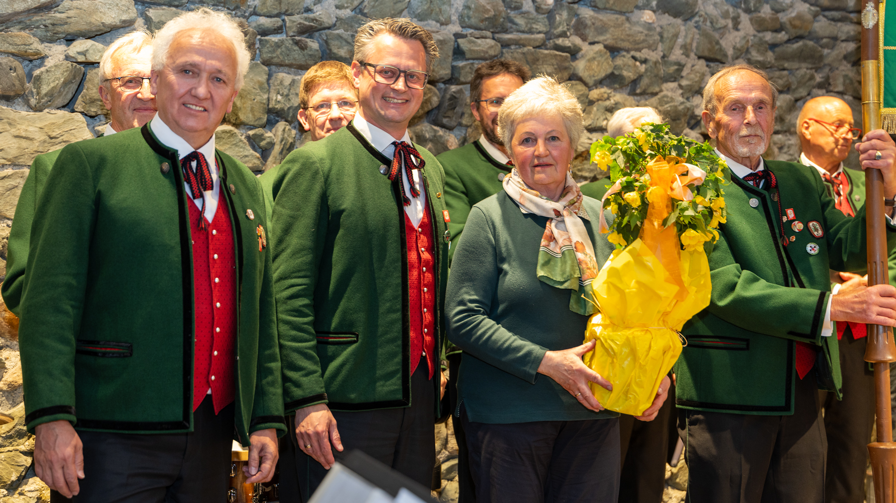 LT FK Foto mit Vorstand und Restauratorin mit Blumenstrauß